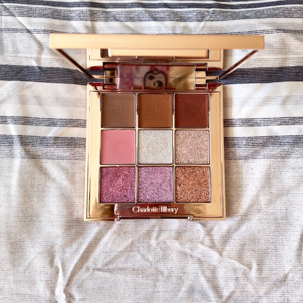 The Beautyverse Eyeshadow Holiday Palette 2023